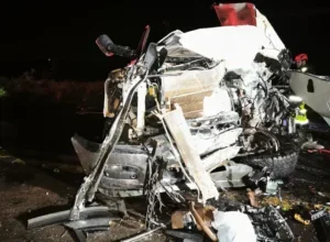 Colisão entre ônibus de estudantes e Dodge Ram deixa dois feridos graves na BR-376