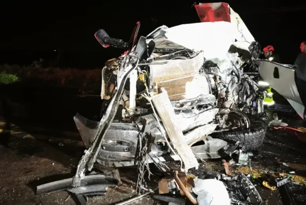 Colisão entre ônibus de estudantes e Dodge Ram deixa dois feridos graves na BR-376