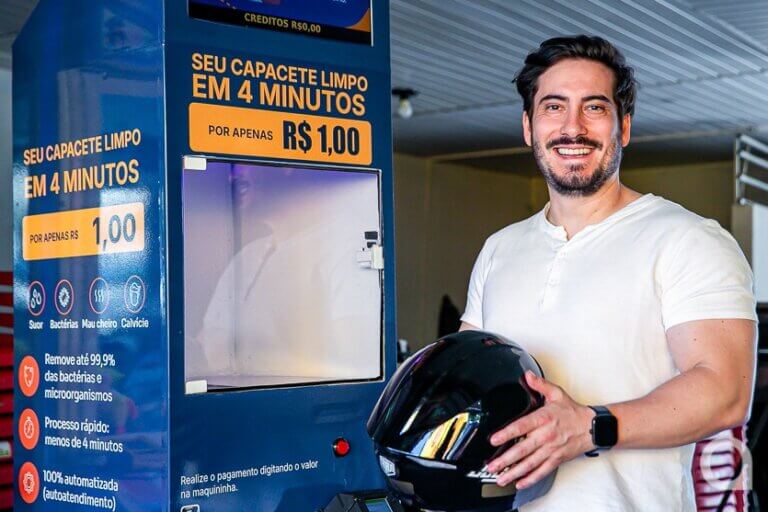 Arquiteto investe em máquina que higieniza capacetes em quatro minutos
