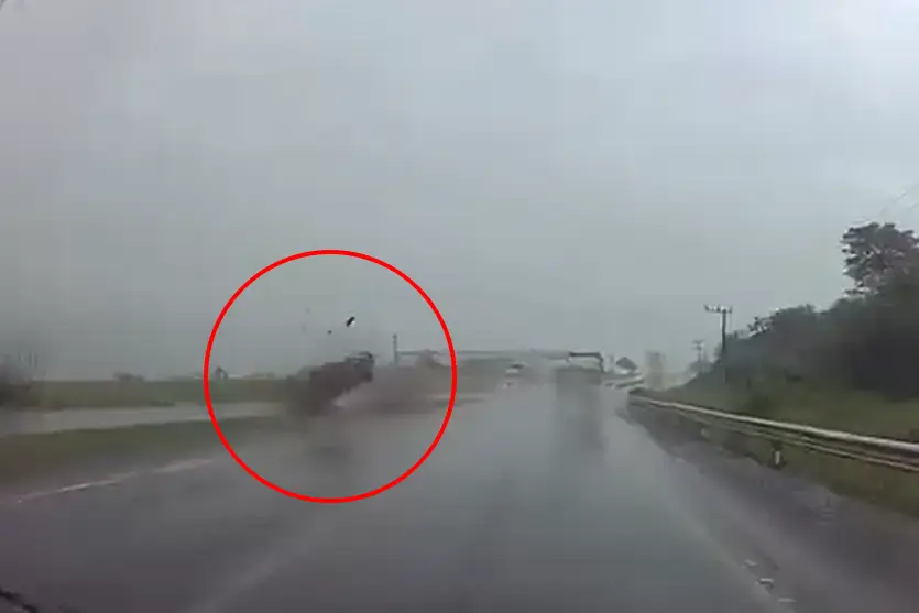 Vídeo: carro capota várias vezes na BR-163 em Toledo e deixa três feridos graves