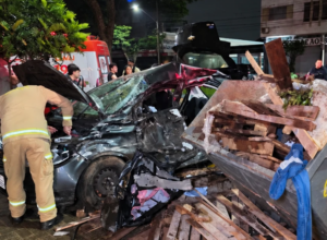 Carro com sete jovens, dois no porta-malas, bate contra contêiner no Paraná