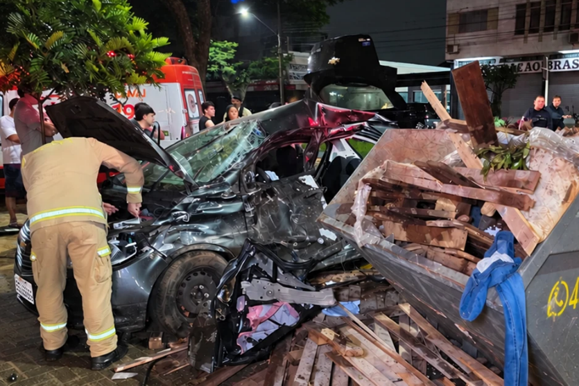 Carro com sete jovens, dois no porta-malas, bate contra contêiner no Paraná