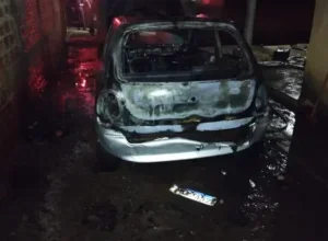 Carro pega fogo durante a madrugada e quase atinge casa em Iporã
