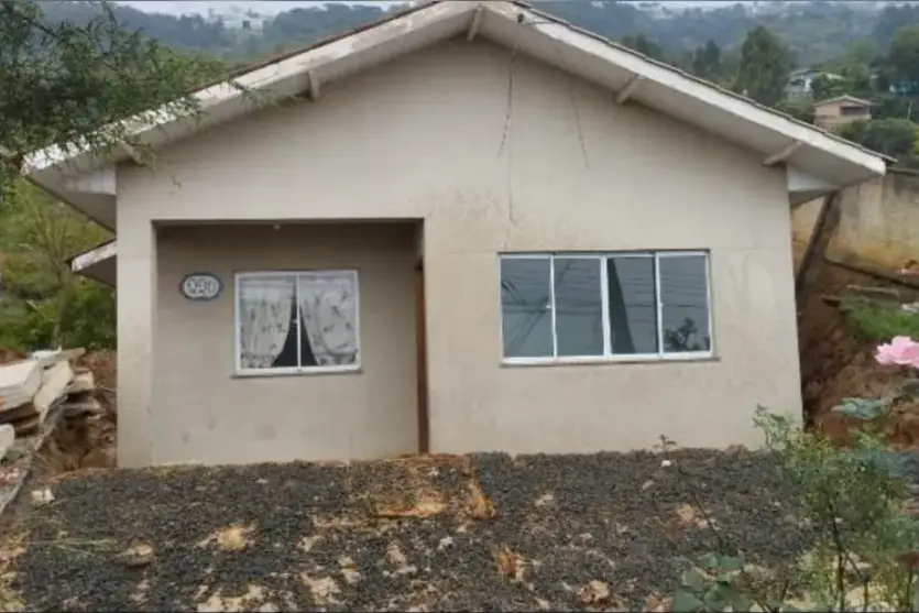 Vídeo: casa desliza por barranco após chuvas no Paraná e permanece intacta