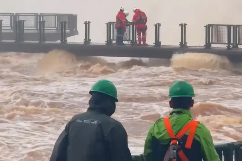 Vídeo: Cataratas do Iguaçu têm vazão 7 vezes acima da média, e grades da passarela são retiradas