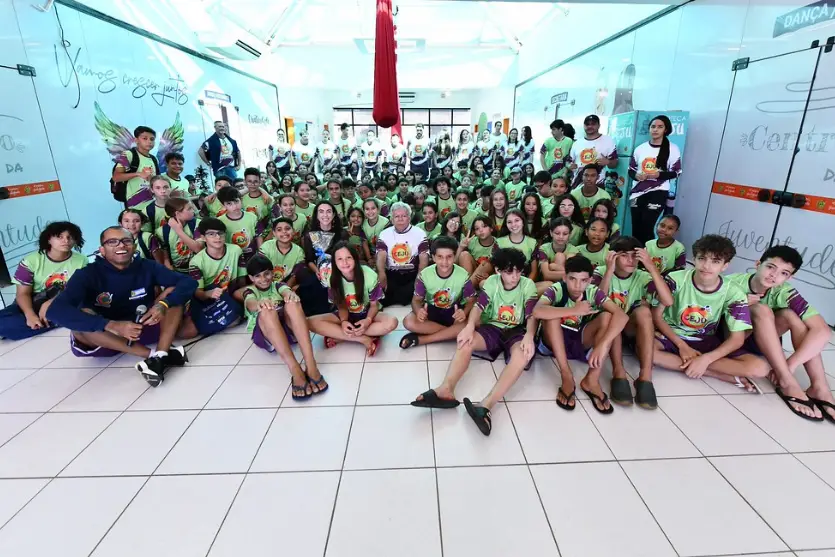 Ceju entrega novos uniformes a adolescentes e jovens atendidos em Umuarama