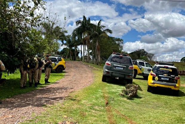 Homem que ameaçou esposa com arma é preso pela PM após cerco em Francisco Alves