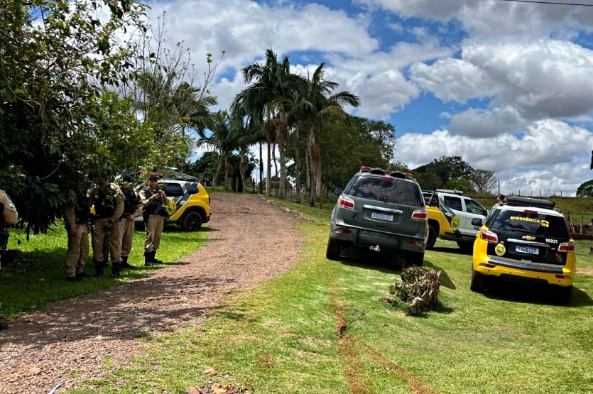 Homem que ameaçou esposa com arma é preso pela PM após cerco em Francisco Alves