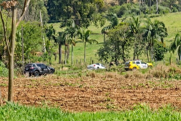 Homem se entrega à PM durante cerco em região de mata em Francisco Alves
