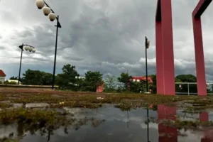 Chão molhado após chuva em Umuarama.