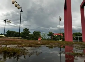 Chão molhado após chuva em Umuarama.