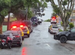 Após negociação tensa, PM atira em homem que invadiu CMEI e resgata crianças em Curitiba