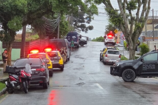 Após negociação tensa, PM atira em homem que invadiu CMEI e resgata crianças em Curitiba