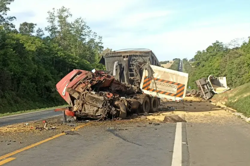 Colisão entre carretas deixa um morto e interdita BR-277 no Paraná
