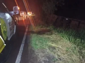 Colisão frontal entre caminhão e Fiat Strada deixa uma pessoa ferida na PR-323