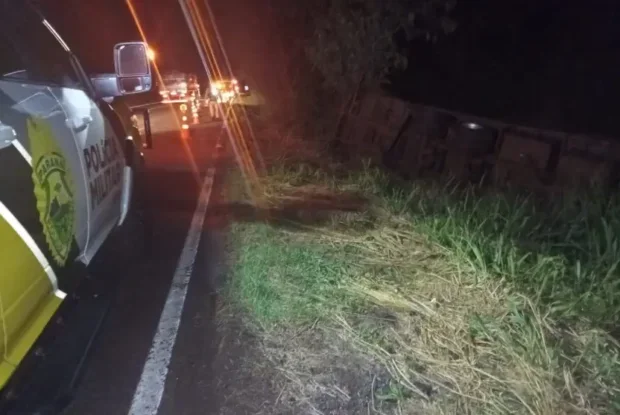 Colisão frontal entre caminhão e Fiat Strada deixa uma pessoa ferida na PR-323