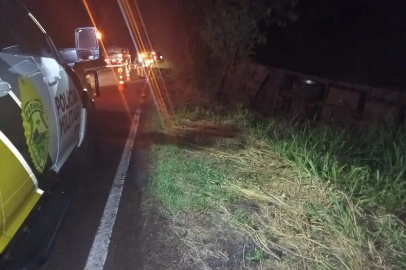 Colisão frontal entre caminhão e Fiat Strada deixa uma pessoa ferida na PR-323