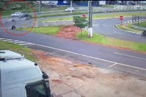 Frame do vídeo da colisão entre motociclistas na PR-323, em Umuarama.