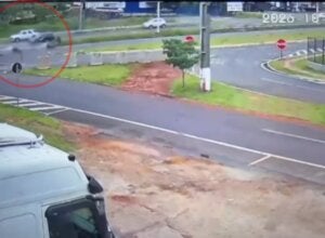 Frame do vídeo da colisão entre motociclistas na PR-323, em Umuarama.