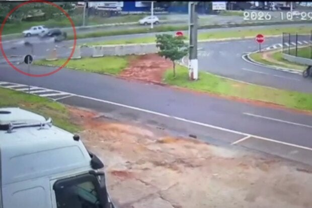 Frame do vídeo da colisão entre motociclistas na PR-323, em Umuarama.