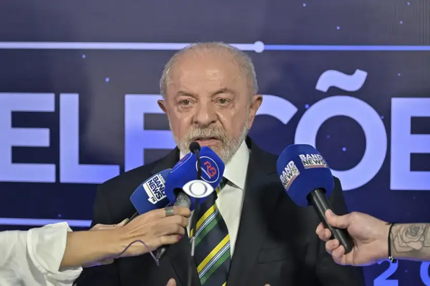 Lula dando entrevista após debate na TV Band.