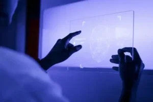 Pessoa analisando estrutura do rosto humano em uma tela.