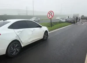 Engavetamento com veículos danificados na BR-369, no Paraná.