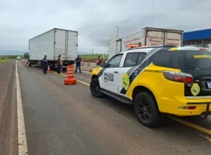 Engavetamento entre quatro veículos deixa caminhoneiro ferido na PR-323