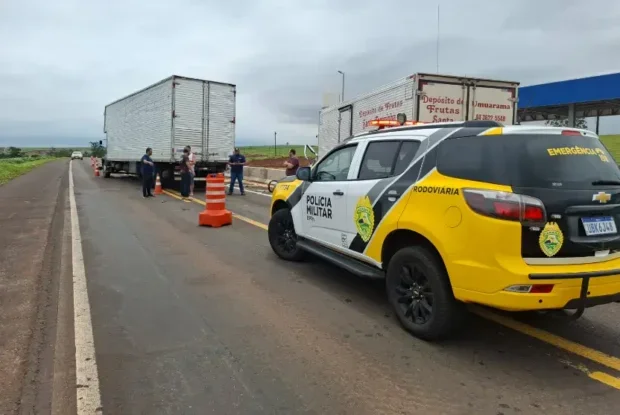 Engavetamento entre quatro veículos deixa caminhoneiro ferido na PR-323