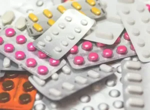 Cartelas de comprimidos de diversos medicamentos.