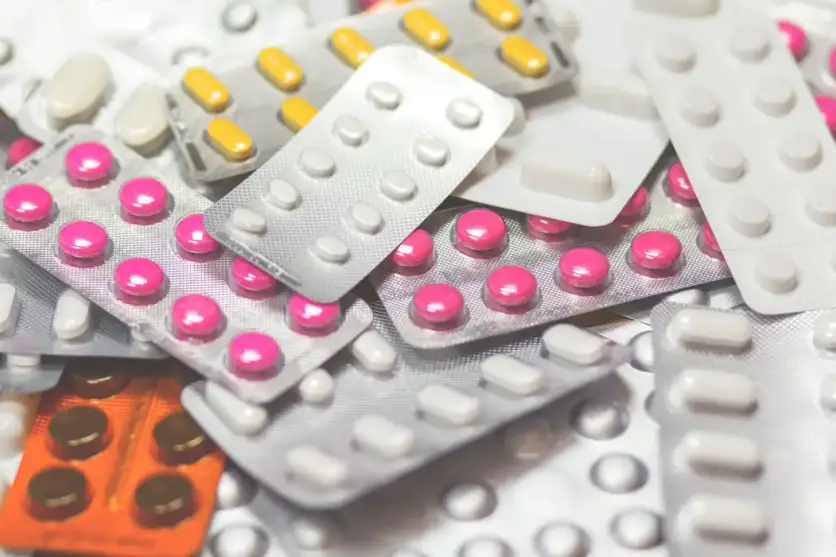 Cartelas de comprimidos de diversos medicamentos.