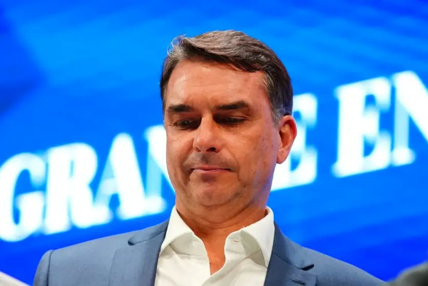 Flávio Bolsonaro confirma debate da Band após Lula anunciar participação