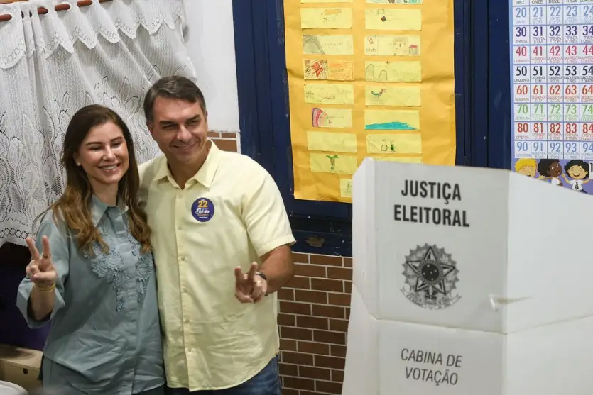 Flávio Bolsonaro diz que representa a mudança ao votar no Rio de Janeiro