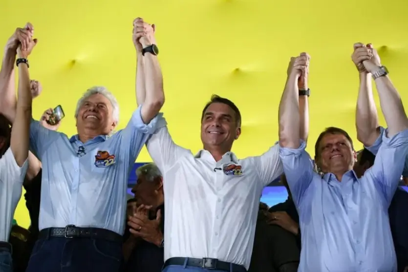 Flávio Bolsonaro diz que usará Congresso para mudar Constituição se for eleito
