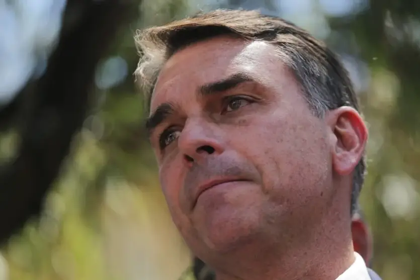 Flávio Bolsonaro está sumido e PF cancela passaportes após prazo vencer