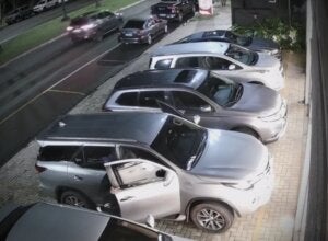 Invasão de SUV na avenida Presidente Castelo Branco, em Umuarama.