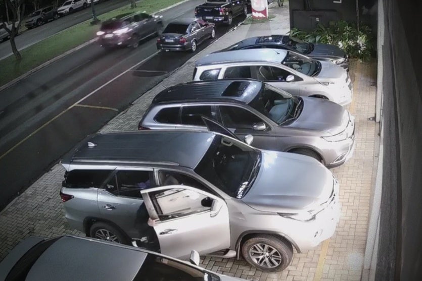 Invasão de SUV na avenida Presidente Castelo Branco, em Umuarama.