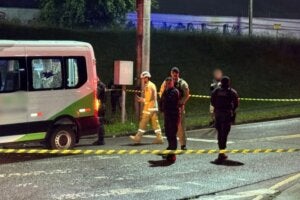 Local onde pai que retornava de viagem foi morto na frente da mulher e filhos.