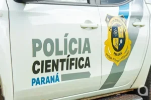 Viatura da Polícia Científica vista pela lateral.