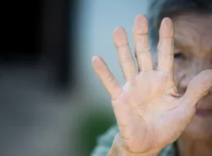Homem é preso após violência psicológica contra a mãe de 82 anos em Francisco Alves