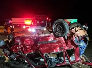 Homem fica gravemente ferido após ser ejetado de carro em acidente na PR-317