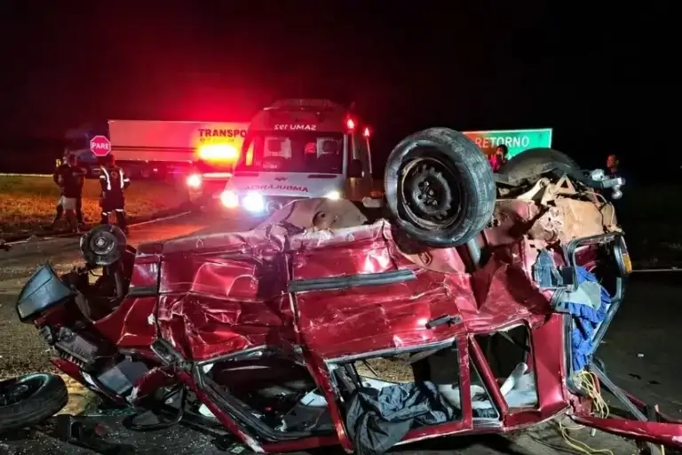 Homem fica gravemente ferido após ser ejetado de carro em acidente na PR-317
