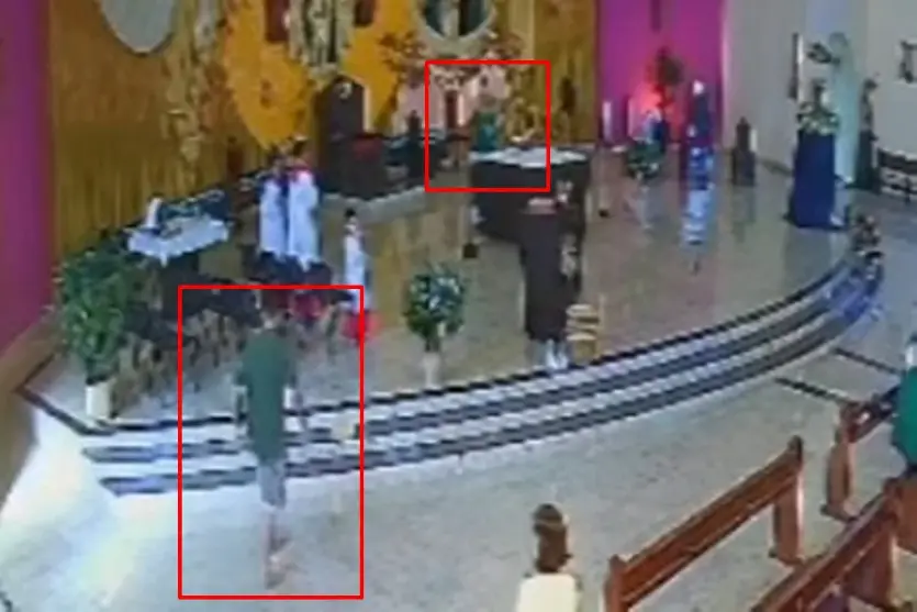 Vídeo: homem invade igreja durante missa e agride bispo com soco