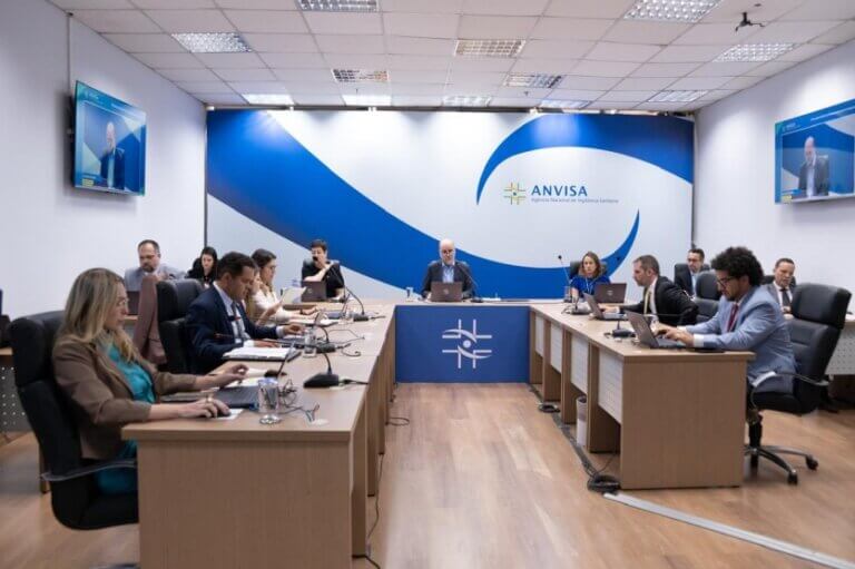Reunião interna da Anvisa.