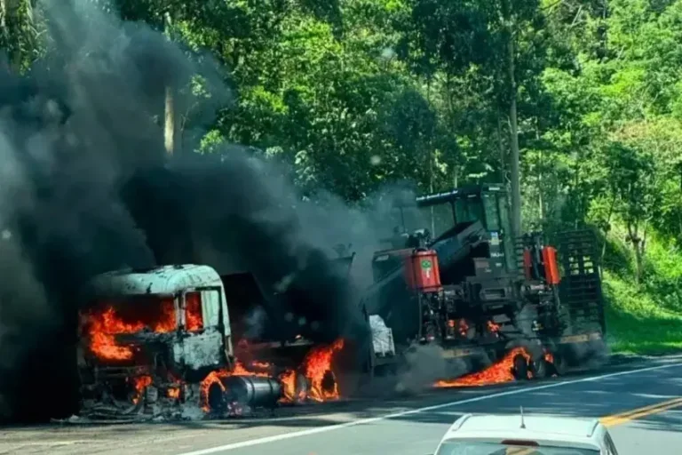 Incêndio destrói caminhão que transportava máquina pesada na BR-376, no Paraná