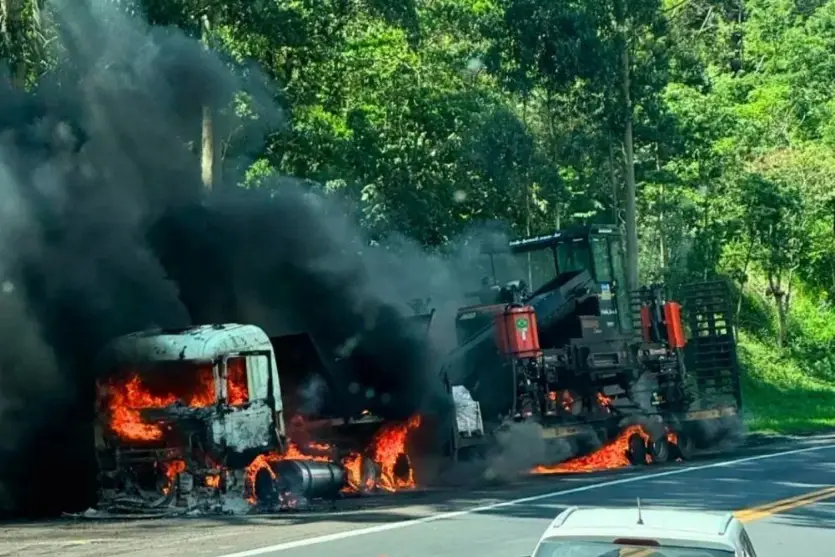Incêndio destrói caminhão que transportava máquina pesada na BR-376, no Paraná
