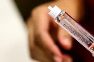 Injeção com líquido transparente.
