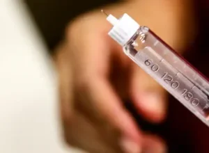Injeção com líquido transparente.