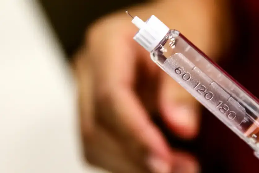 Injeção com líquido transparente.