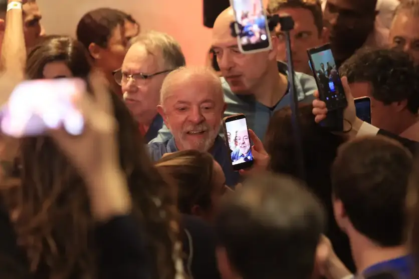 Lula sendo abraçado por apoiadores após resultado das eleições.